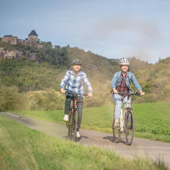 Radfahren im Kreis Düren, wie hier in Nideggen, RurUfer-Radweg mit Blick auf die Burg Nideggen