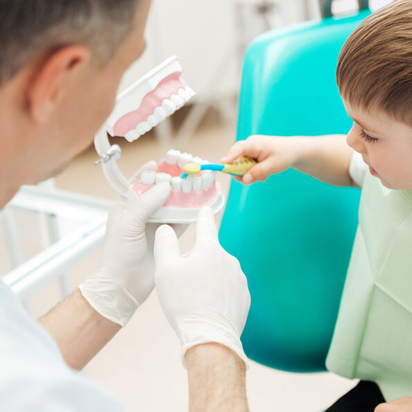 Motivbild Zahnarzt mit Kinde [Foto: ©Drobot Dean - stock.adobe.com]