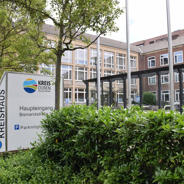 Blick auf den Haupteingang des Kreishauses