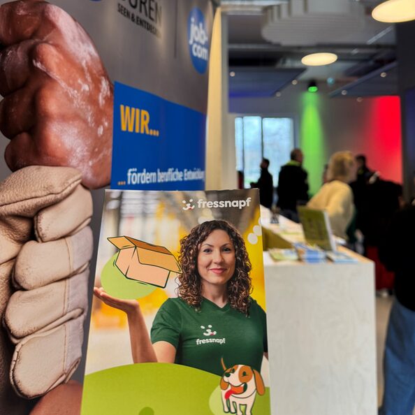 Flyer im Vordergrund, Hinten Menschen